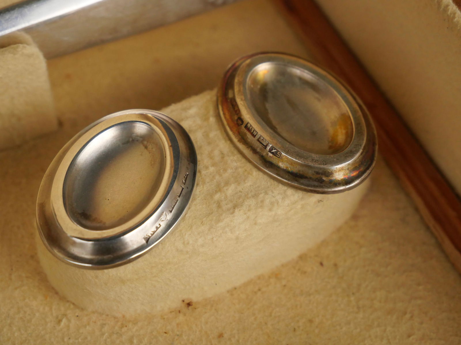 813 Silver Shell Decorated Flatware in a Oak Chest - 10