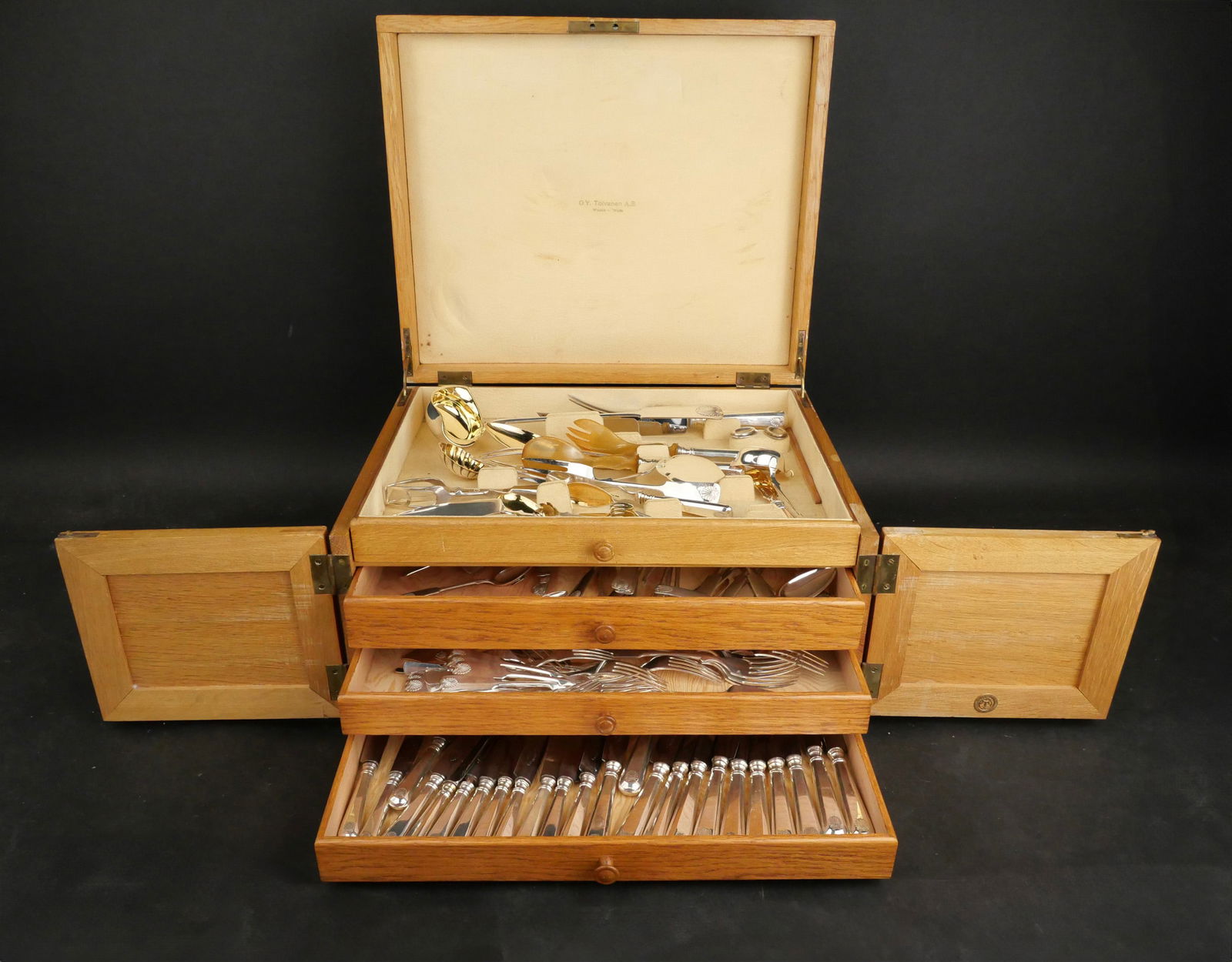 813 Silver Shell Decorated Flatware in a Oak Chest (1 of 12)
