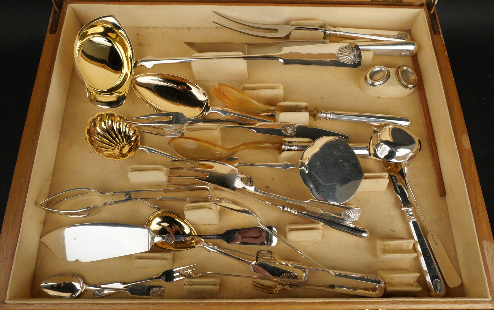 813 Silver Shell Decorated Flatware in a Oak Chest - 3