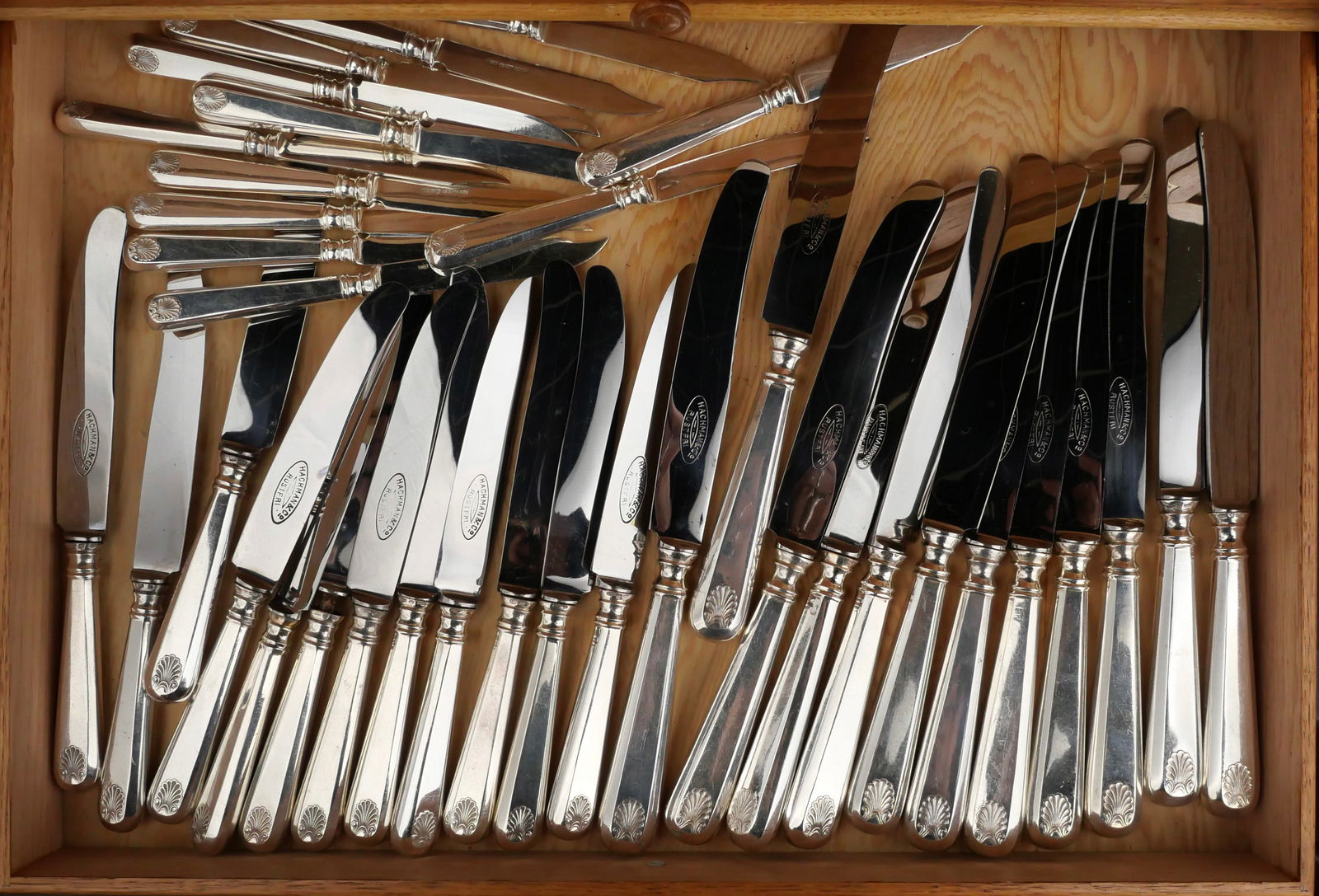 813 Silver Shell Decorated Flatware in a Oak Chest - 4