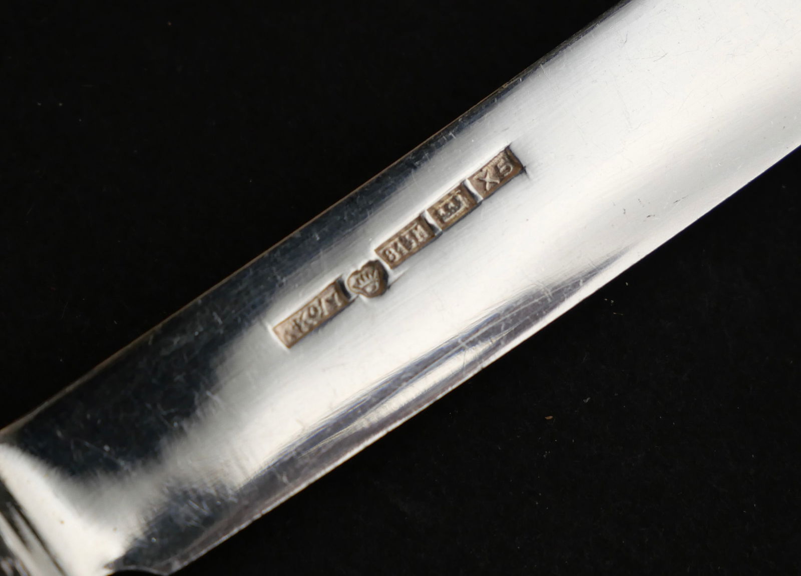 813 Silver Shell Decorated Flatware in a Oak Chest - 6