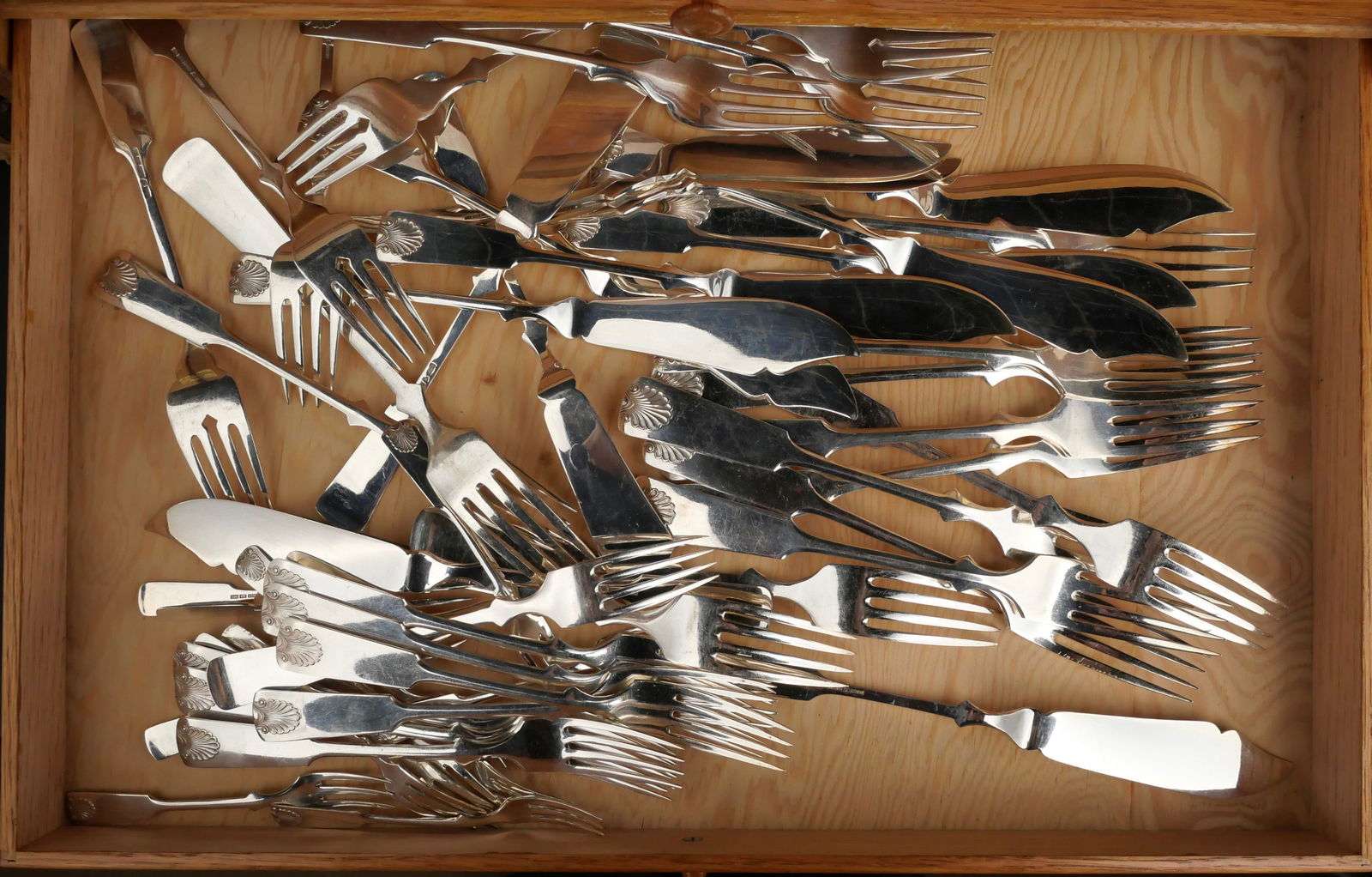 813 Silver Shell Decorated Flatware in a Oak Chest - 7