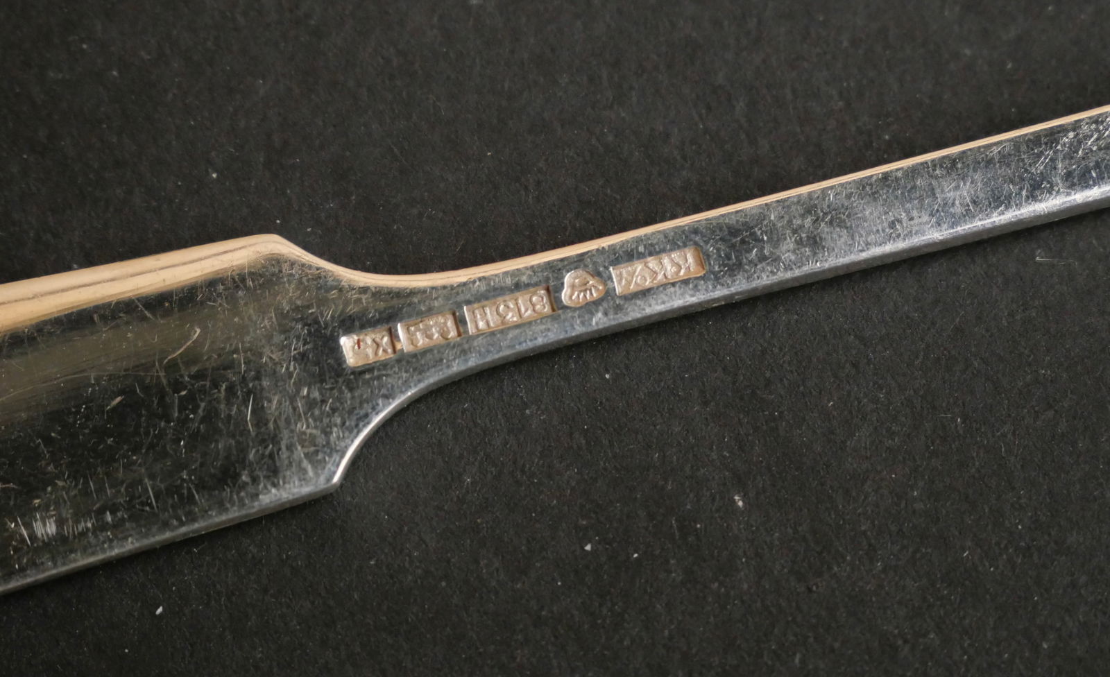 813 Silver Shell Decorated Flatware in a Oak Chest - 8