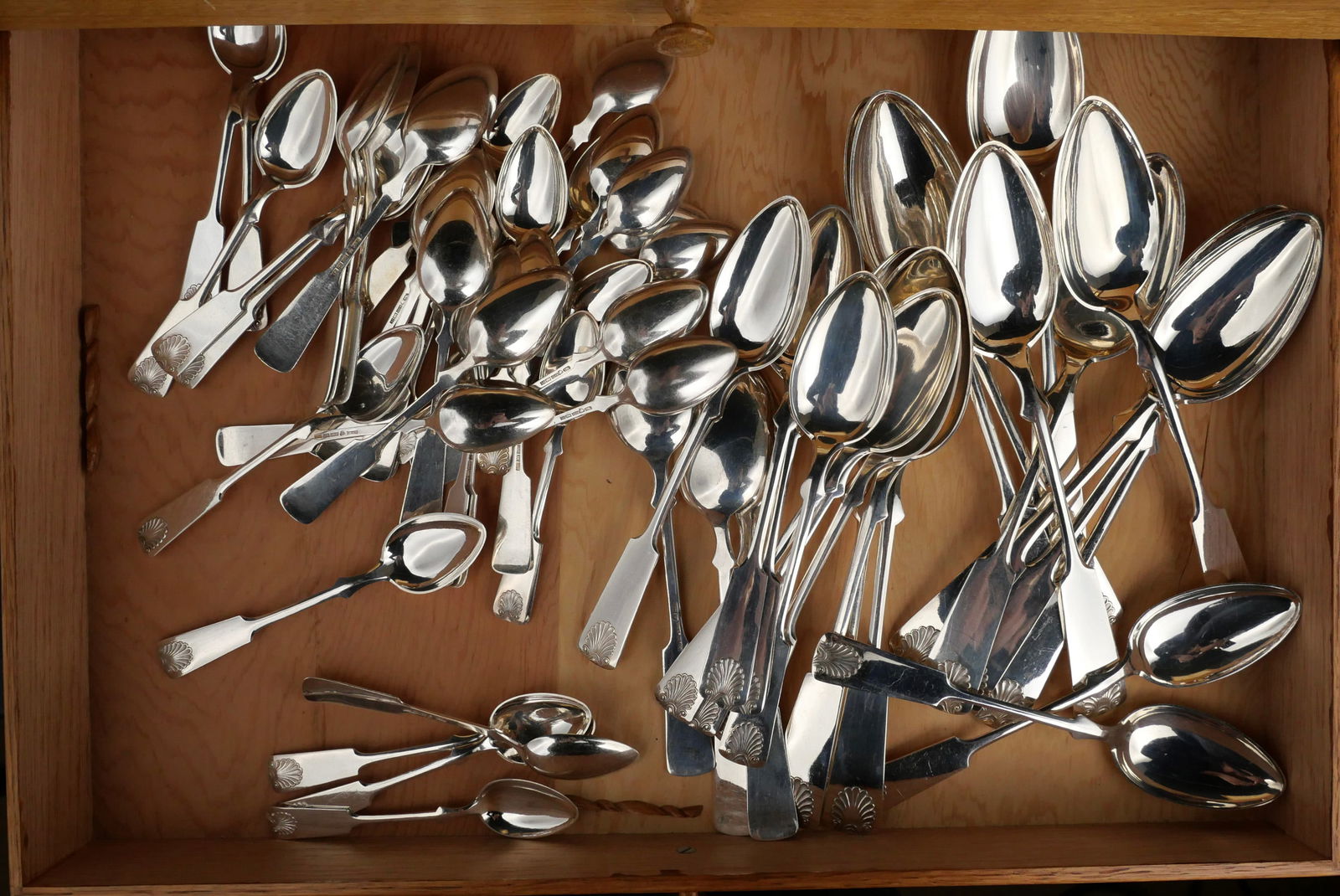 813 Silver Shell Decorated Flatware in a Oak Chest - 9