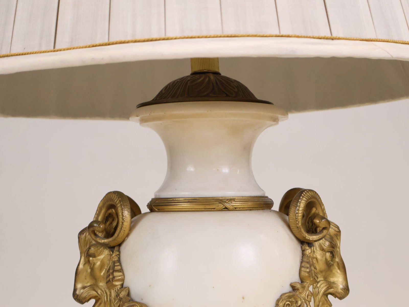 Neoclassical Style Ormolu-Mounted Marble Table Lamp - 10