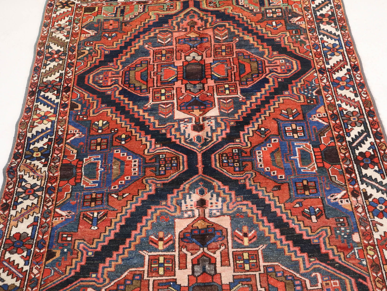Bakhtiari Rug - 4