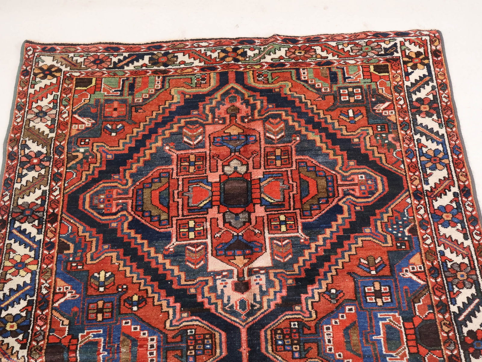 Bakhtiari Rug - 5