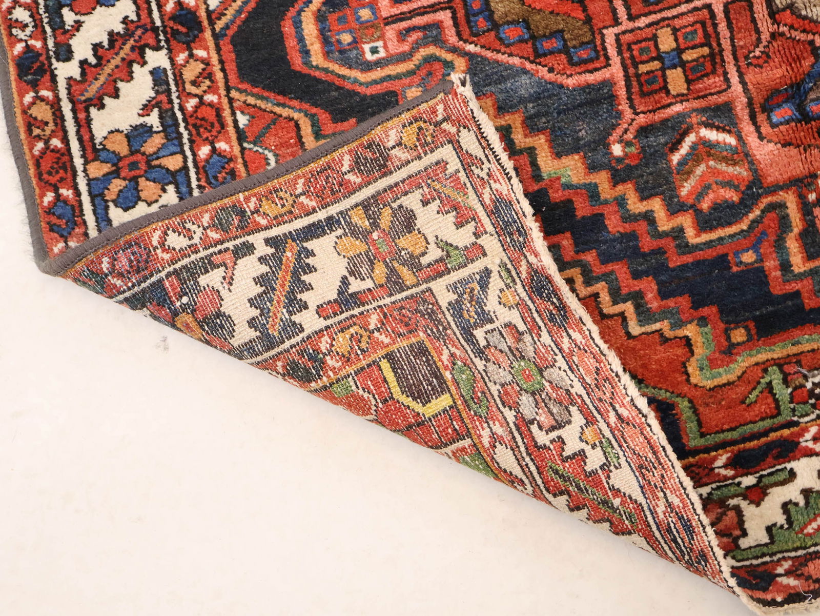 Bakhtiari Rug - 8
