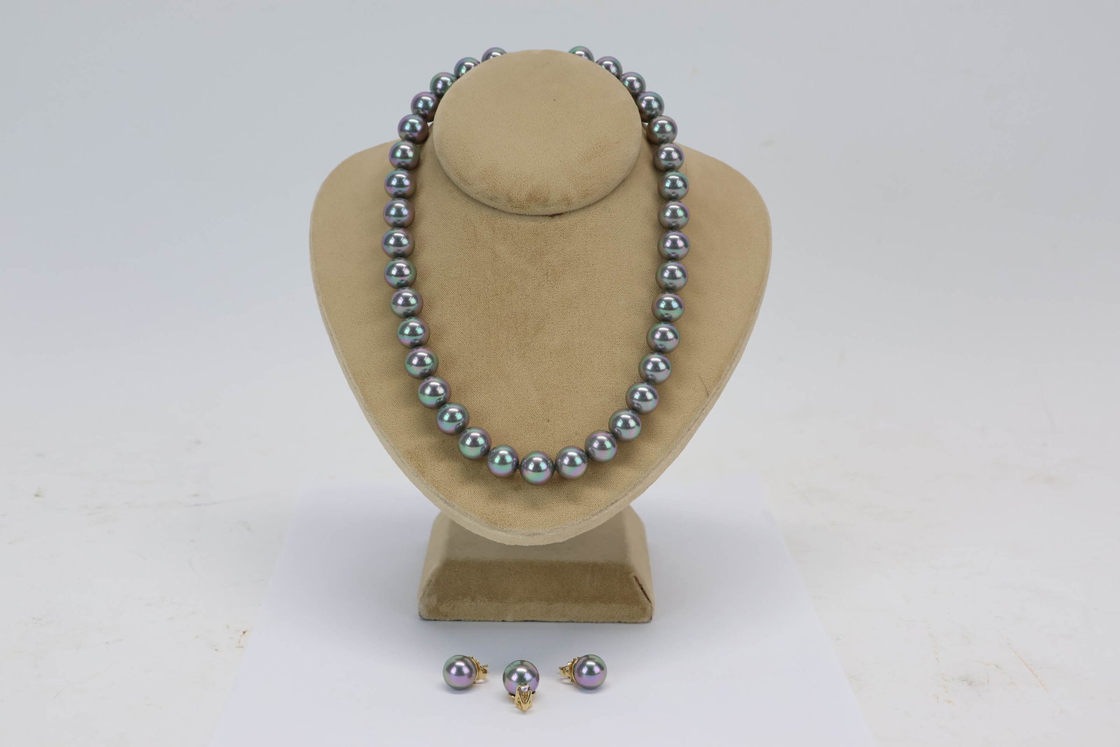 Vintage Majorica Iridescent Pearl Necklace Set: Vintage Majorica Iridescent Pearl Necklace Set Vintage Majorica Iridescent Pearl Necklace Set. Comprising of Hand Made Pearl 11mm Beaded necklace with sterling silver clasp. Together with matching