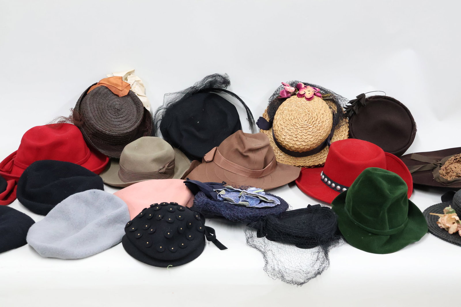 Vintage Group of 20 Assorted Ladies Hats (1 of 14)