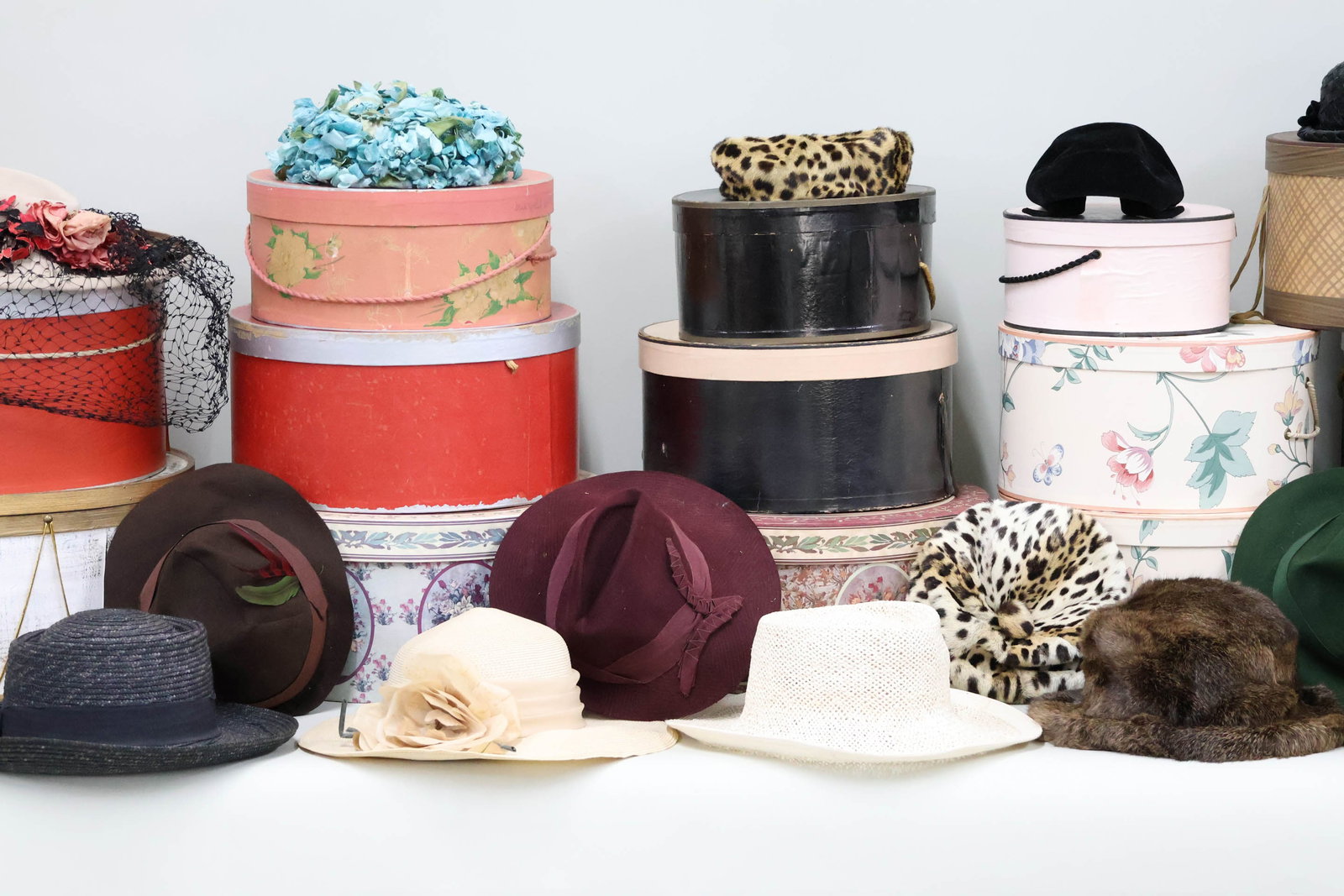 Vintage Group of 18 Assorted Ladies Hats and Boxes (1 of 18)