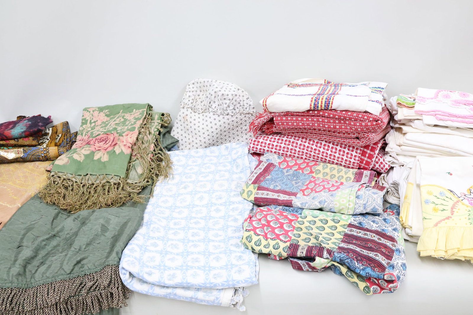 Group of Assorted Table and Bed Linens (1 of 20)