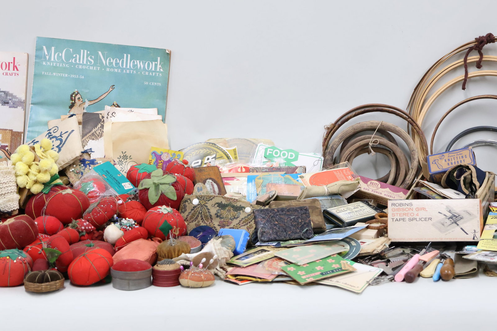 Vintage Group of Assorted Sewing Articles (1 of 14)