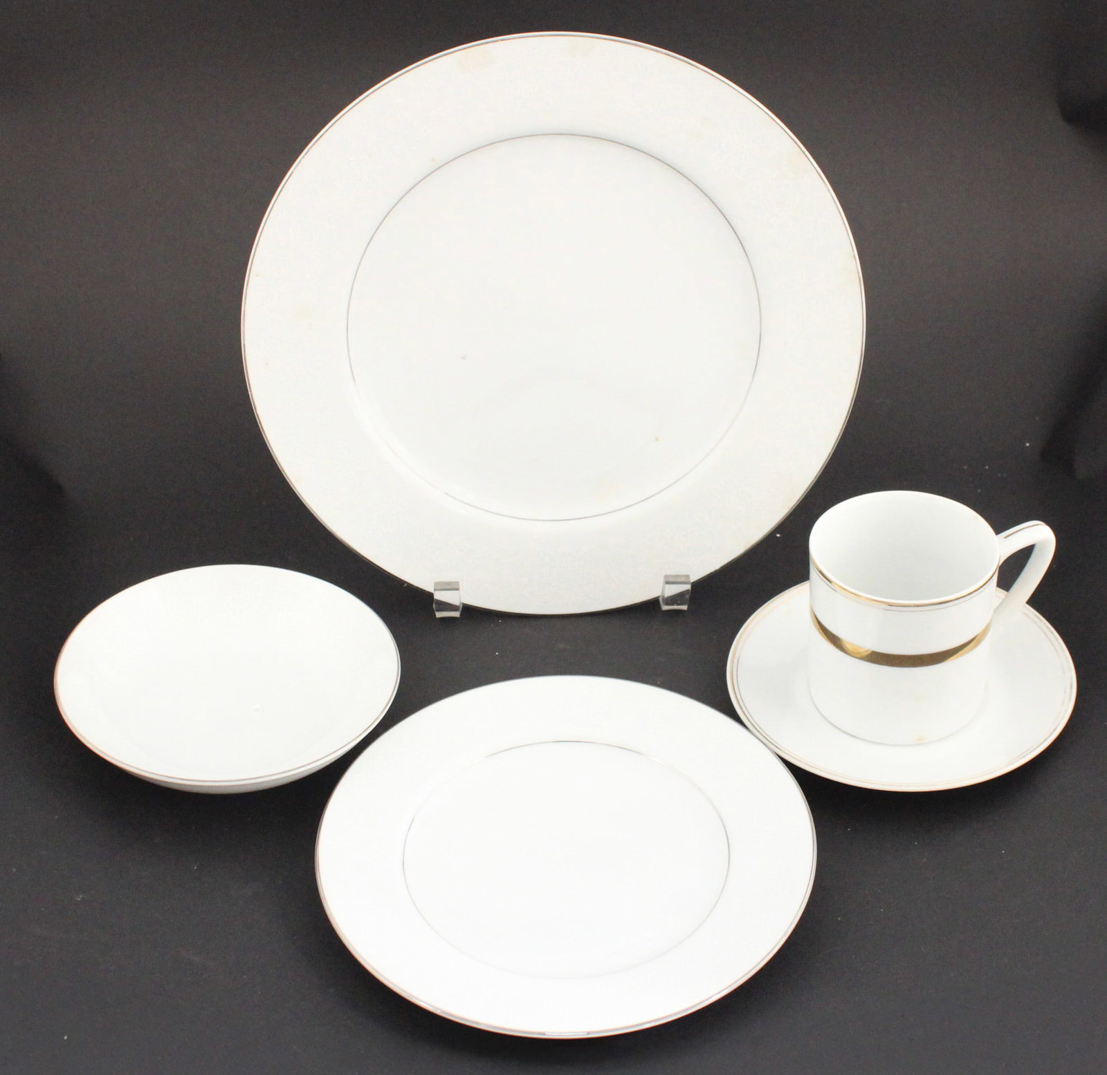 Group of Horizon "Boca" Dinnerware: Group of Horizon "Boca" Dinnerware Japanese, 20th C. comprising, 8 dinner plates, 8 salad plates, and 8 fruit bowls. Together with four gold trimmed porcelain cups and saucers, Japanese.