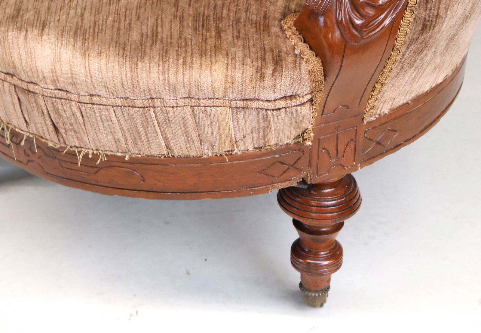 Victorian Highly Figured Mahogany Settee - 10