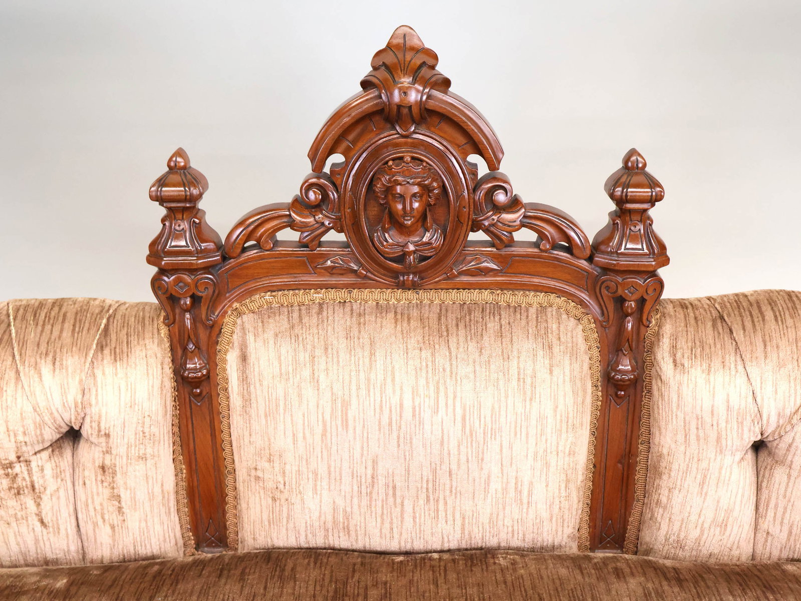 Victorian Highly Figured Mahogany Settee - 11