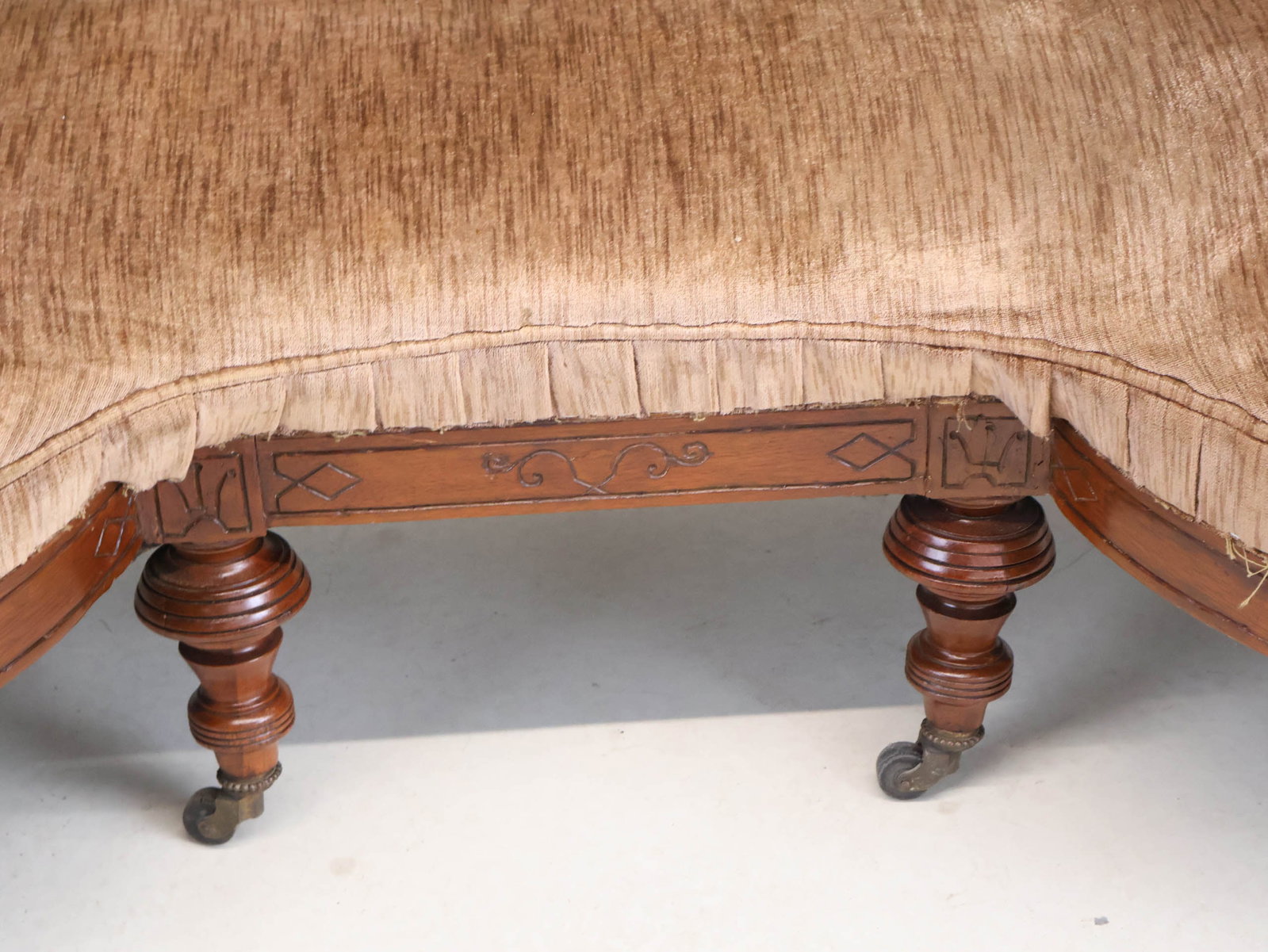 Victorian Highly Figured Mahogany Settee - 14