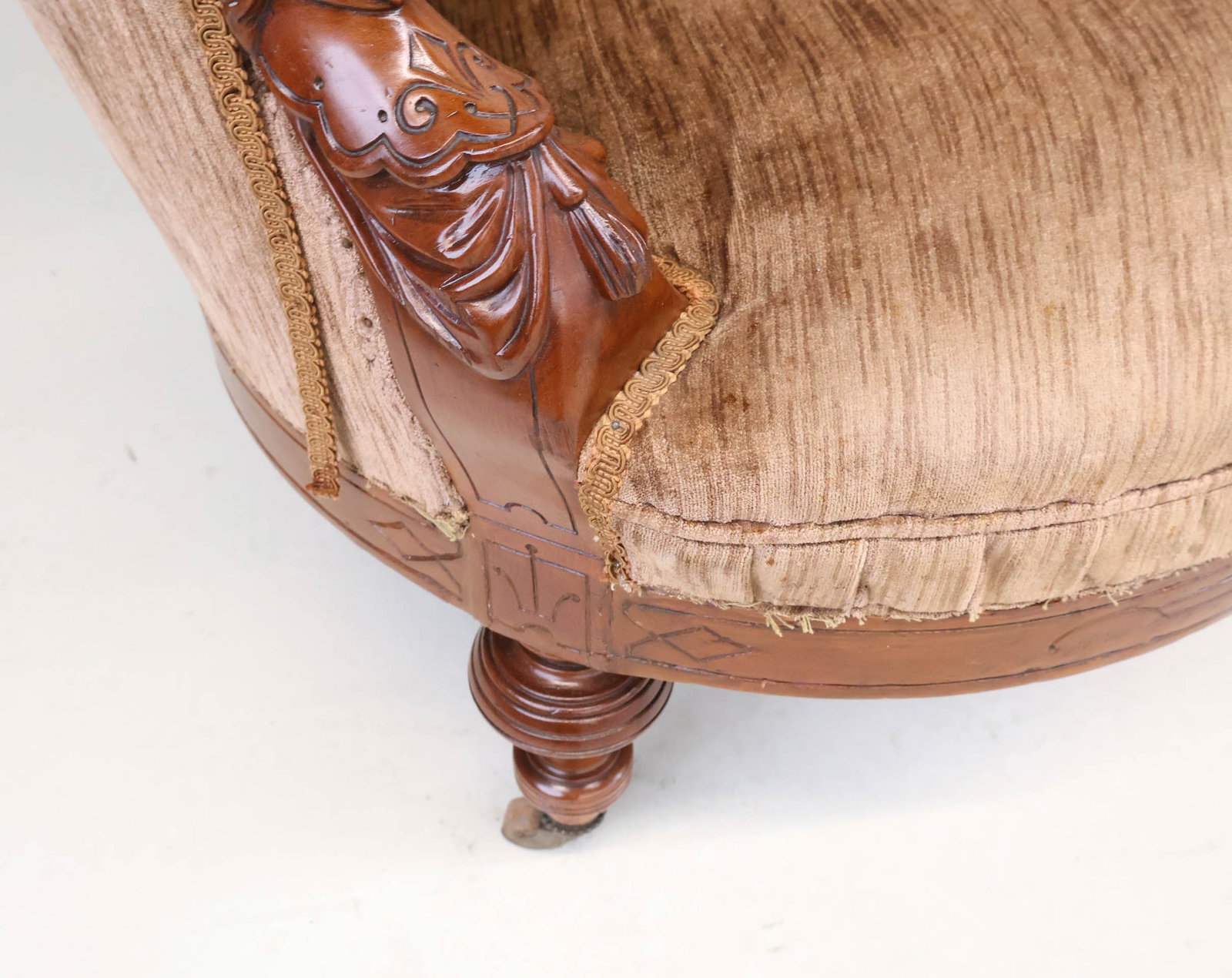 Victorian Highly Figured Mahogany Settee - 16