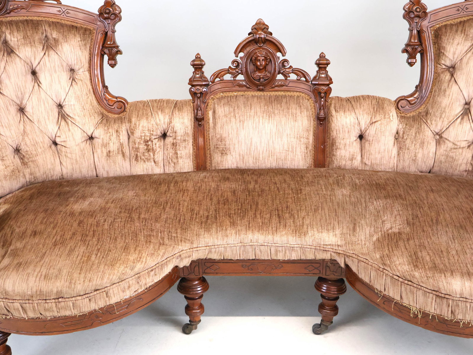 Victorian Highly Figured Mahogany Settee - 5
