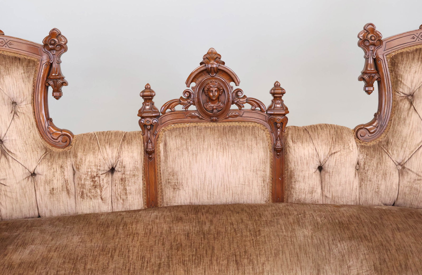 Victorian Highly Figured Mahogany Settee - 6
