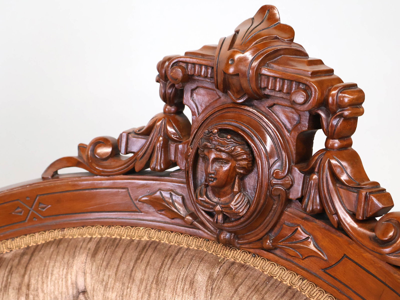 Victorian Highly Figured Mahogany Settee - 8
