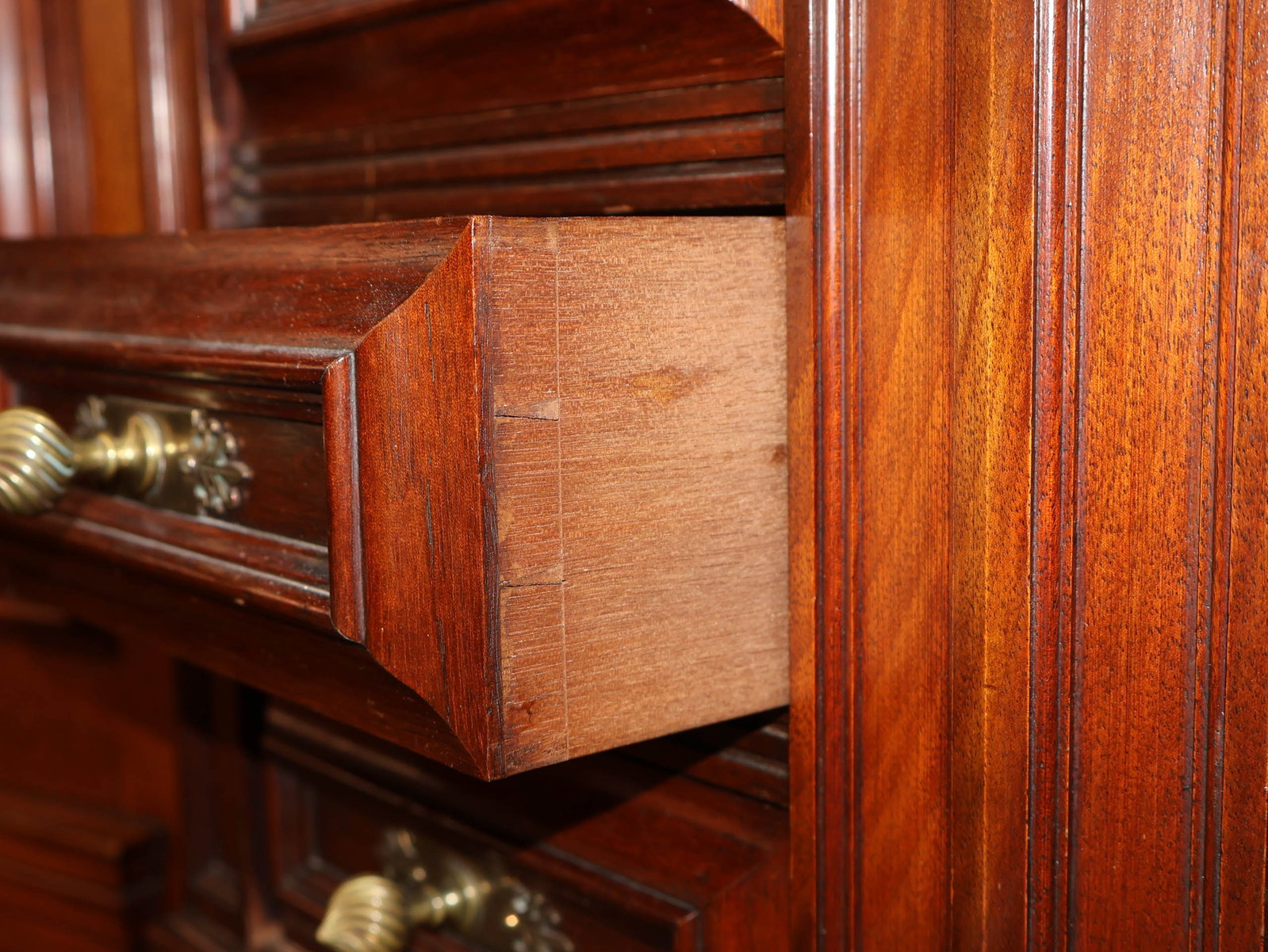 Victorian Figured Walnut Wardrobe - 10