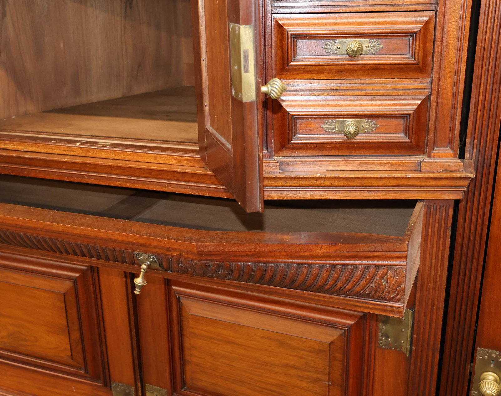 Victorian Figured Walnut Wardrobe - 11