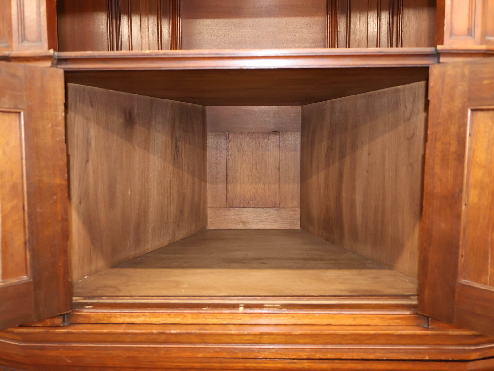 Victorian Figured Walnut Wardrobe - 12