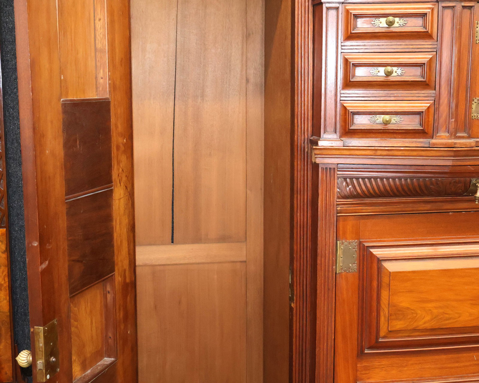Victorian Figured Walnut Wardrobe - 15