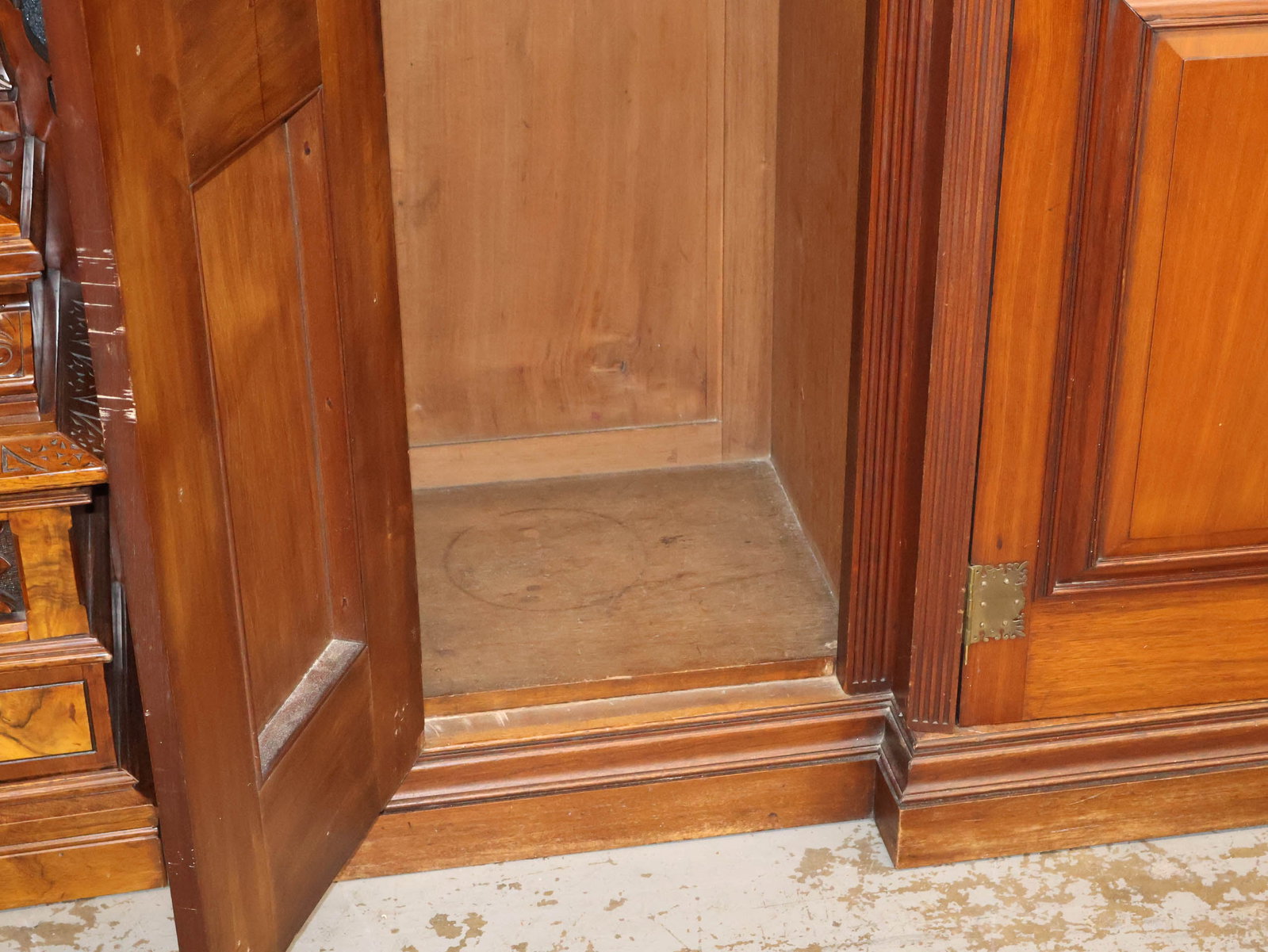 Victorian Figured Walnut Wardrobe - 16