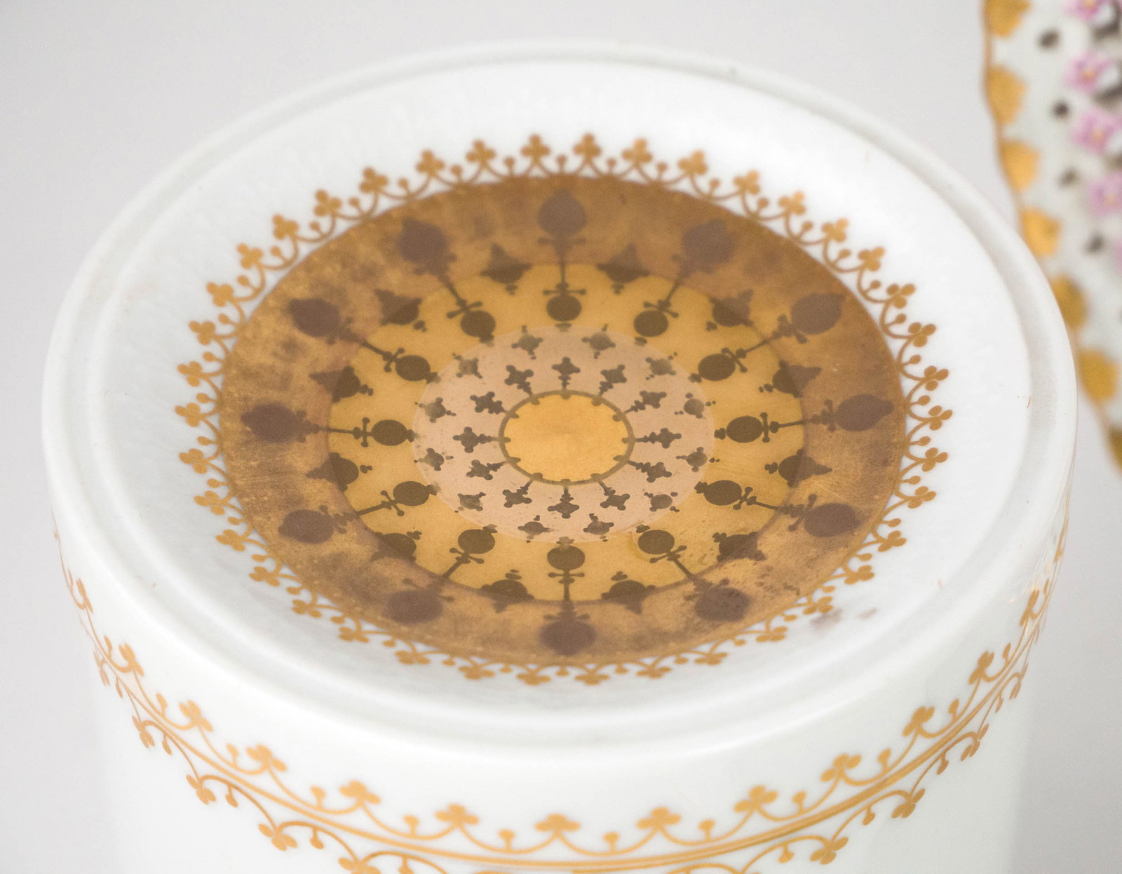 Nine Continental Porcelain Table Articles - 4