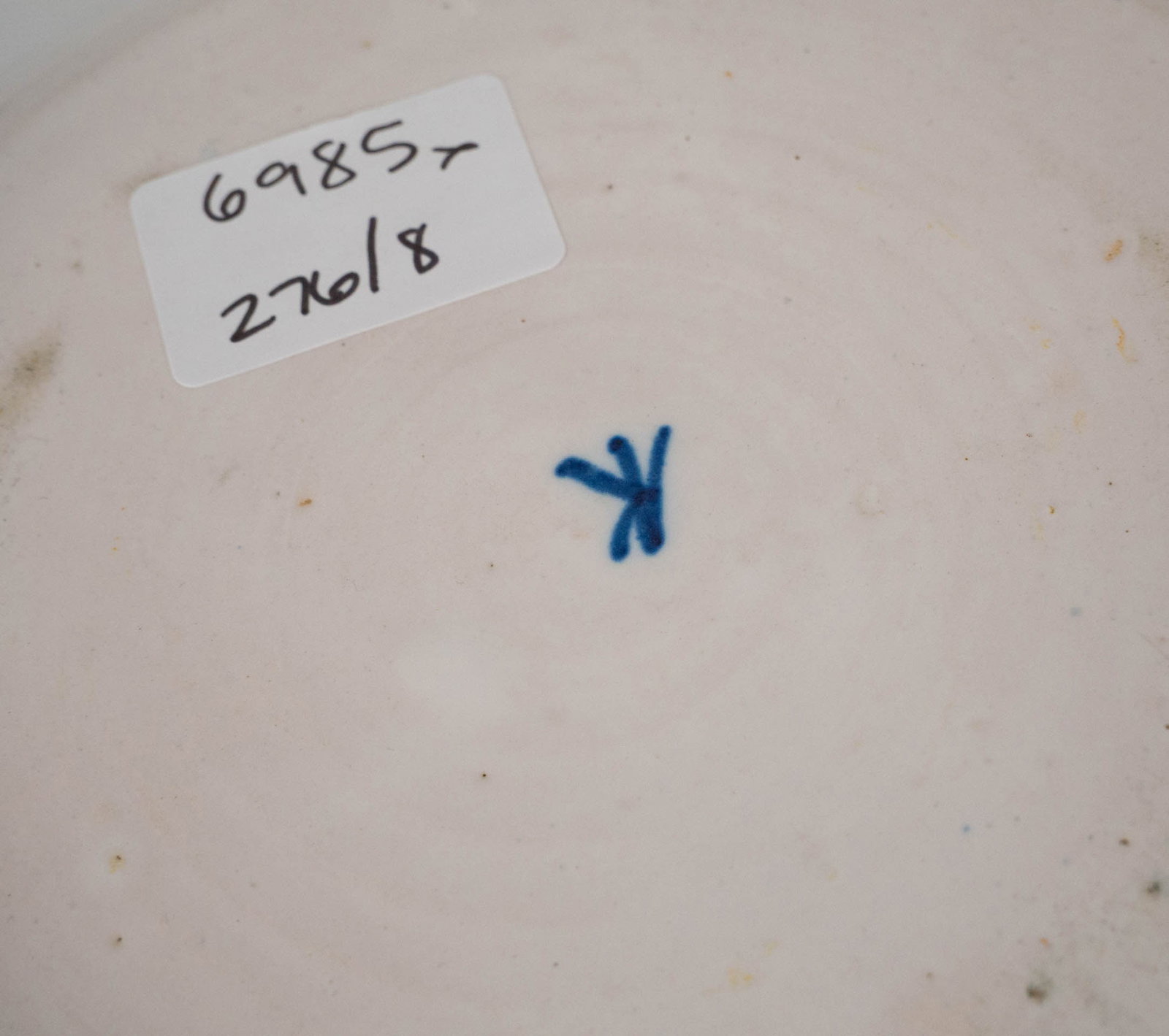 Eight Assorted Chinoiserie Decorated Plates - 11