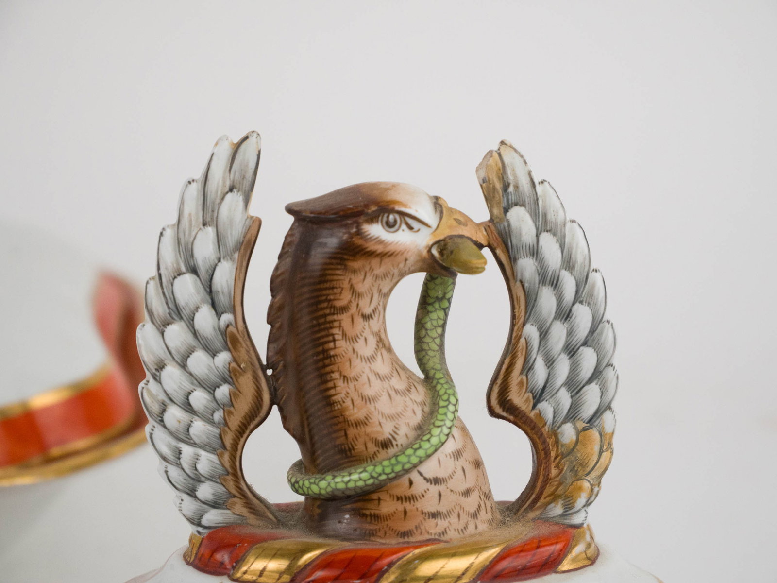 Five Chamberlain Worchester Armorial Decorated Table Articles - 3