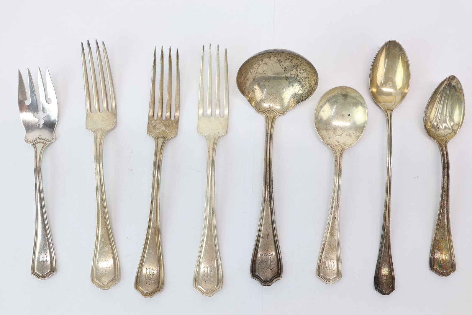 8 Pieces of Reed & Barton Hepplewhite Sterling Silver Flatware: 8 Pieces of Reed & Barton Hepplewhite Sterling Silver Flatware 8 Pieces of Reed & Barton Hepplewhite Sterling Silver Flatware, approximately 10 t.o. Used condition, wear, worn ,losses. ladle measures 
