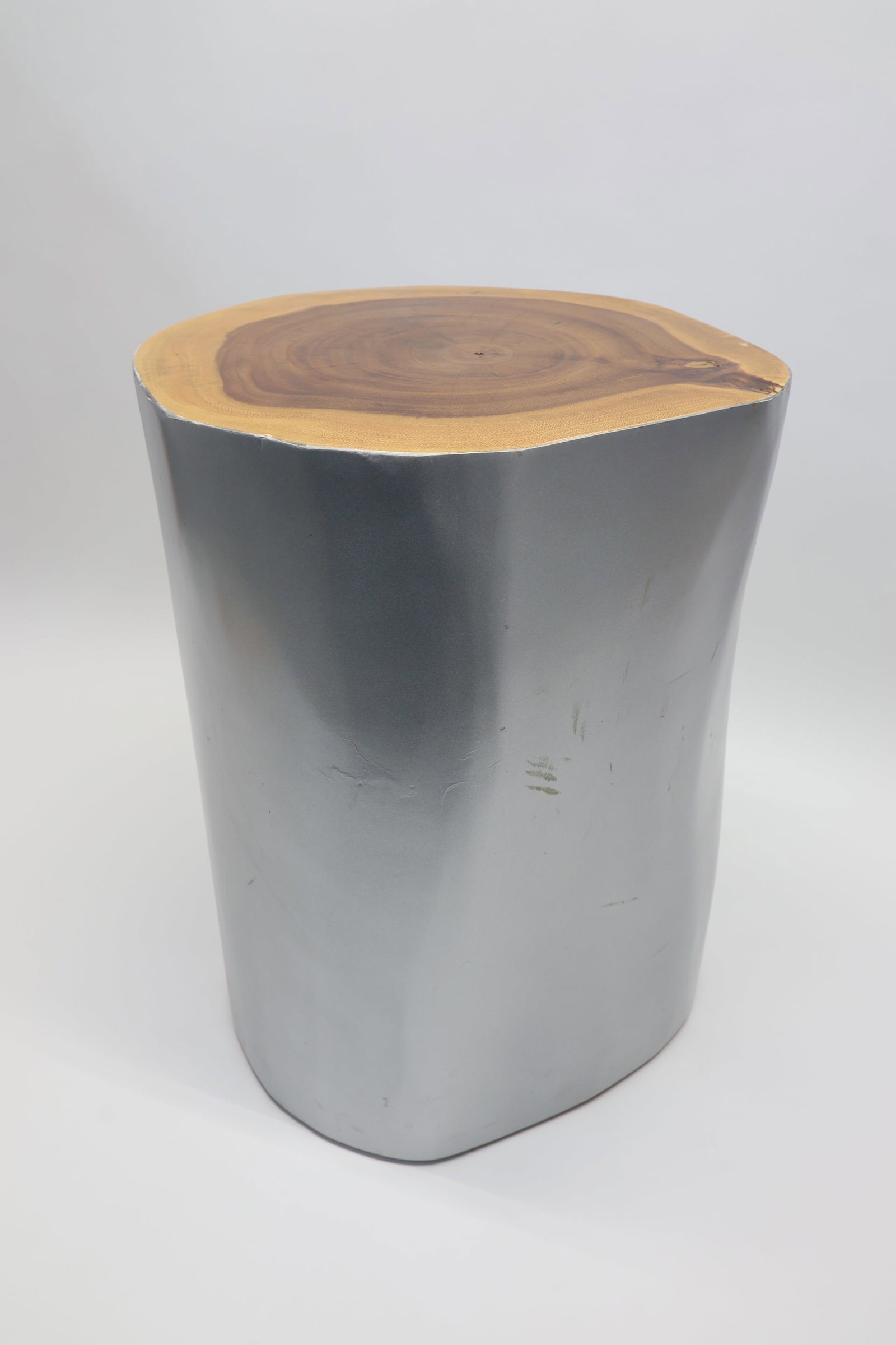Vintage Mitchell Gold Bob Williams Silver Toned Tree Trunk Table: Vintage Mitchell Gold Bob Williams Silver Toned Tree Trunk Table Vintage Mitchell Gold Bob Williams Silver Toned Tree Trunk Table. Used condition, 16 3/4" tall x approximately 12 1/2" diameter, approx