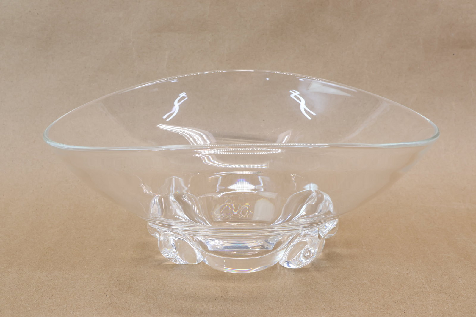 Steuben Colorless Glass Center Bowl: Steuben Colorless Glass Center Bowl Steuben Colorless Glass Center Bowl 8079. Used condition. 5 1/8" tall x 11 1/2" x 9 1/2"