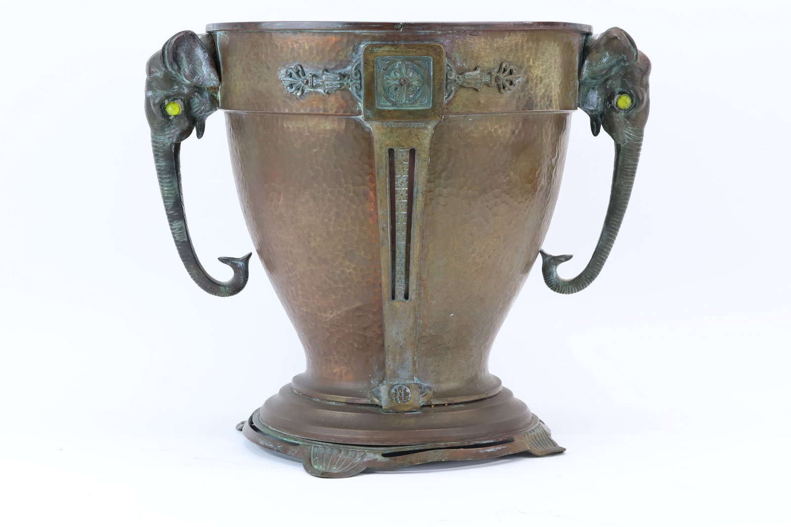 Vintage Hammered Brass Elephant Handled Jardiniere: Vintage Hammered Brass Elephant Handled Jardiniere Vintage Hammered Brass Elephant Handled Jardiniere. Used condition, wear, worn, losses, dents. 12 3/4" tall x 15 1/2" from handle to handle