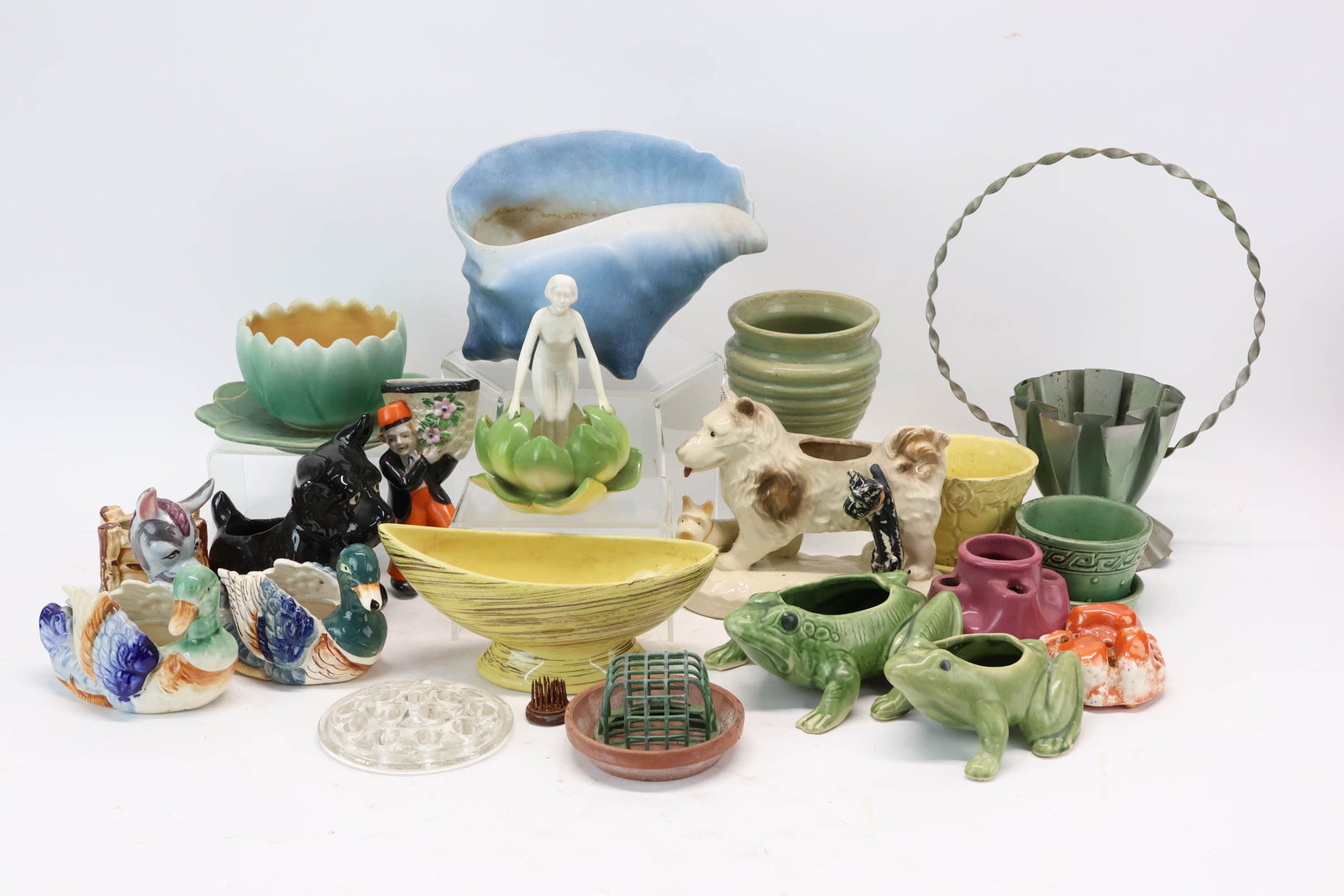 Vintage Group of Assorted Planters and Frogs: Vintage Group of Assorted Planters and Frogs Vintage Group of Assorted Planters and Frogs. Including a Roseville Conch, McCoy yellow, Royal Doulton flower frog and more. Used condition, wear, staining