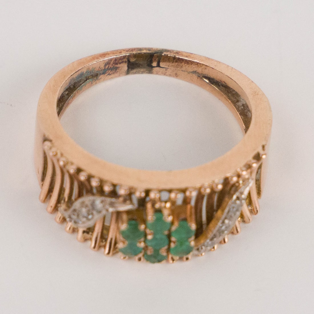 Modern Emerald and Diamond Ring - 3