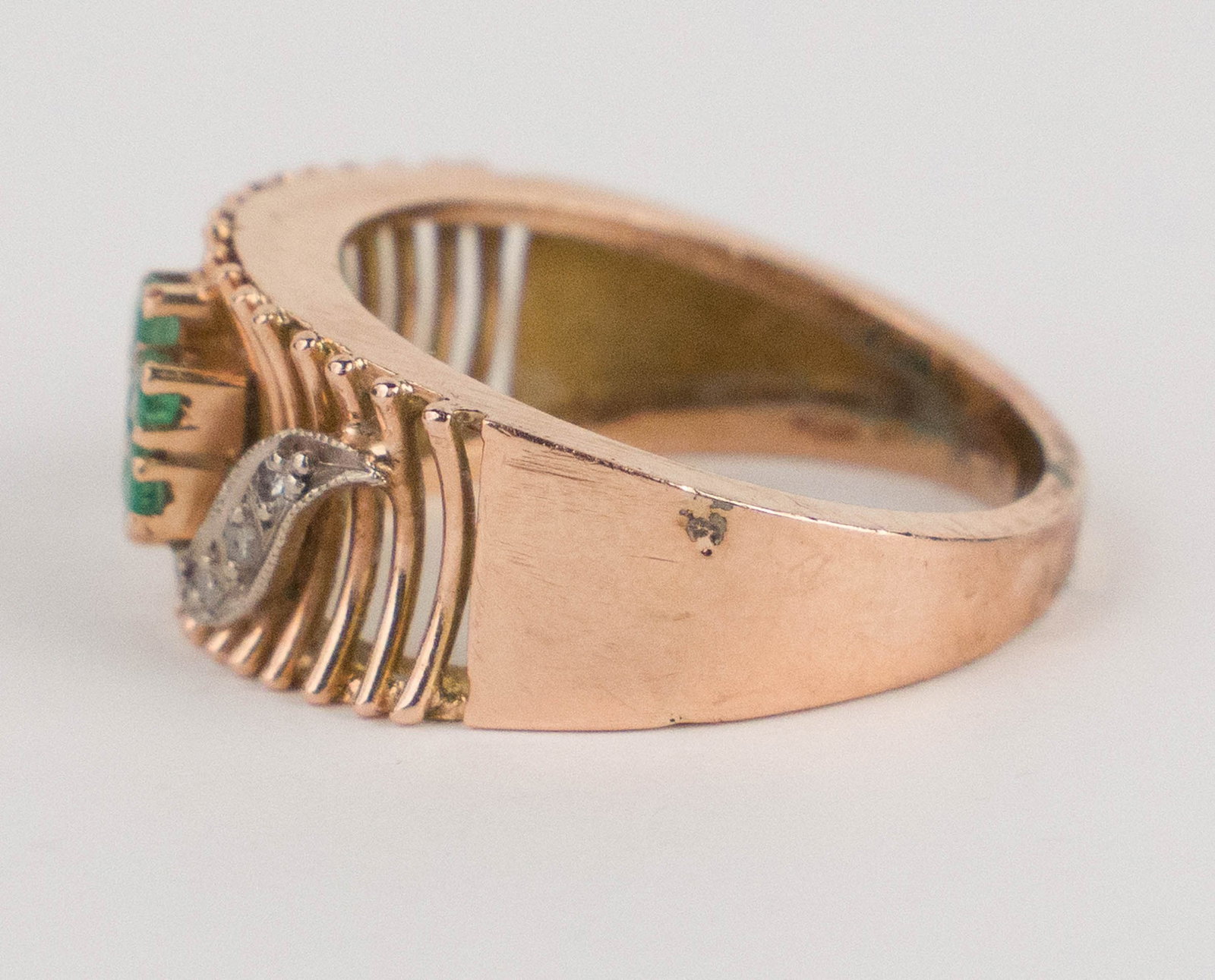Modern Emerald and Diamond Ring - 4