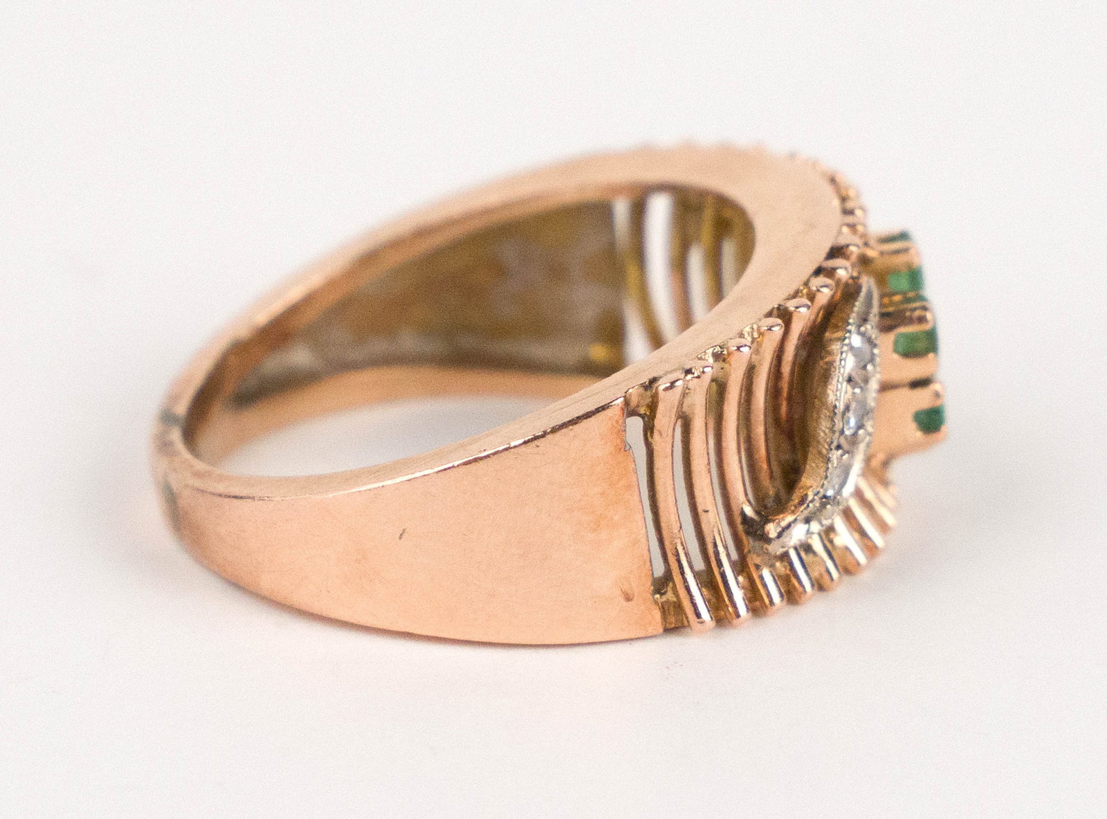 Modern Emerald and Diamond Ring - 6