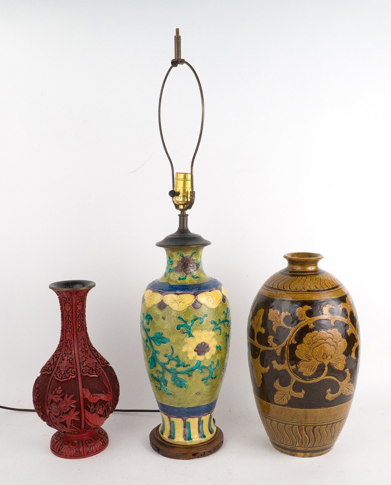 Three Chinese Vases - 9