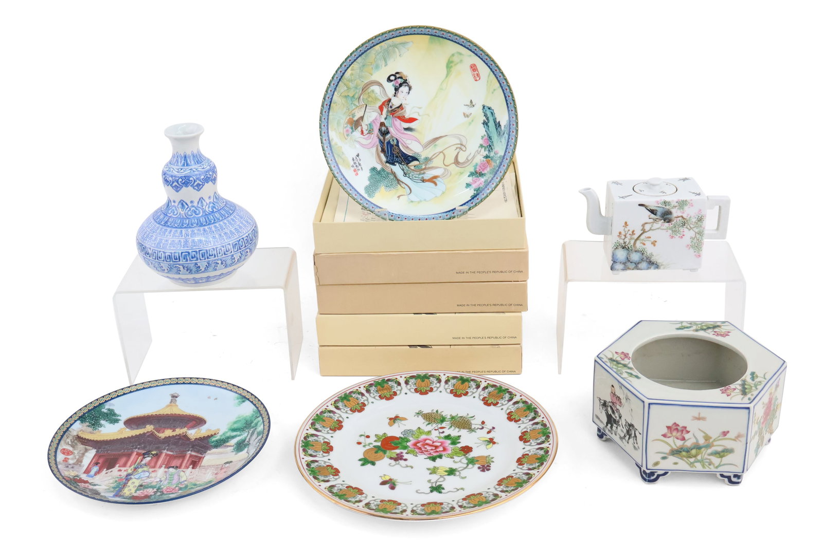 Eleven Chinese Porcelain Table Articles (1 of 16)