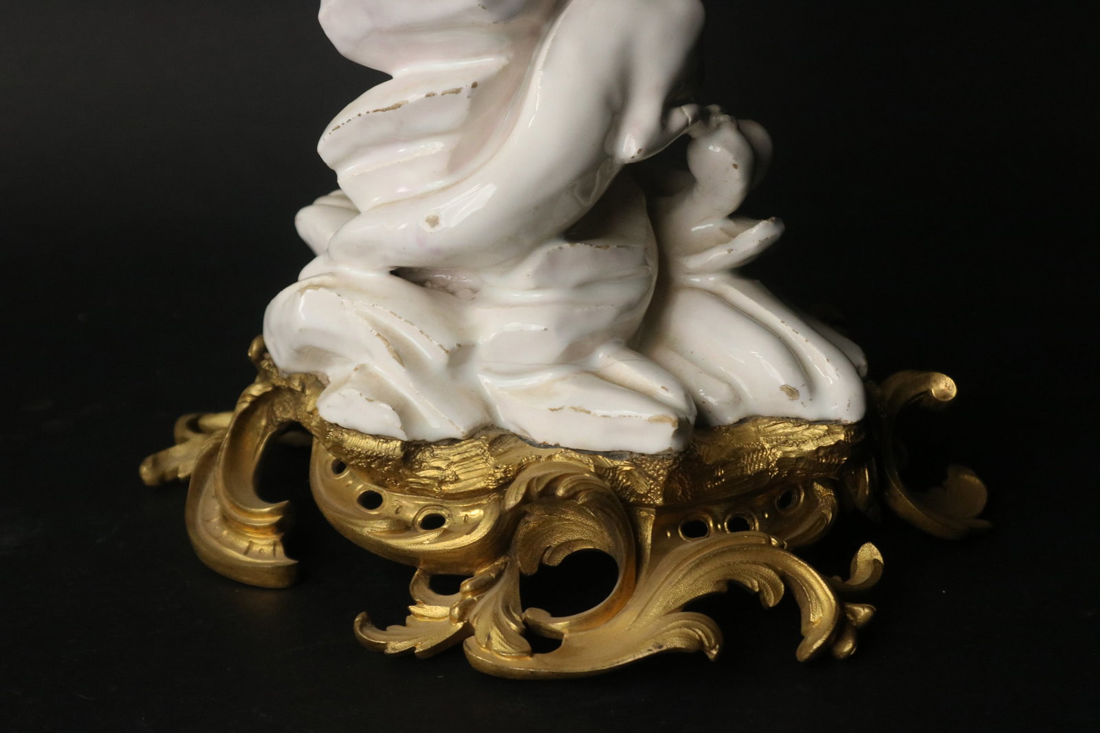 Blanc de Chine Ormolu-Mounted Urn - 10