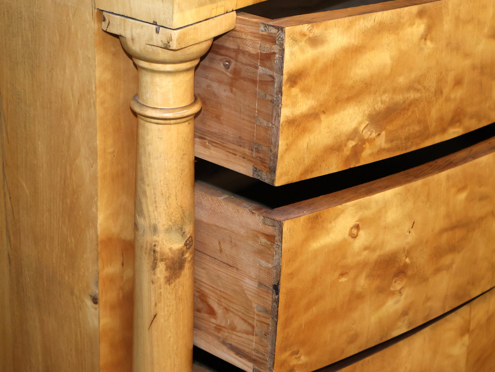 Biedermeier Figured Birch Commode - 10