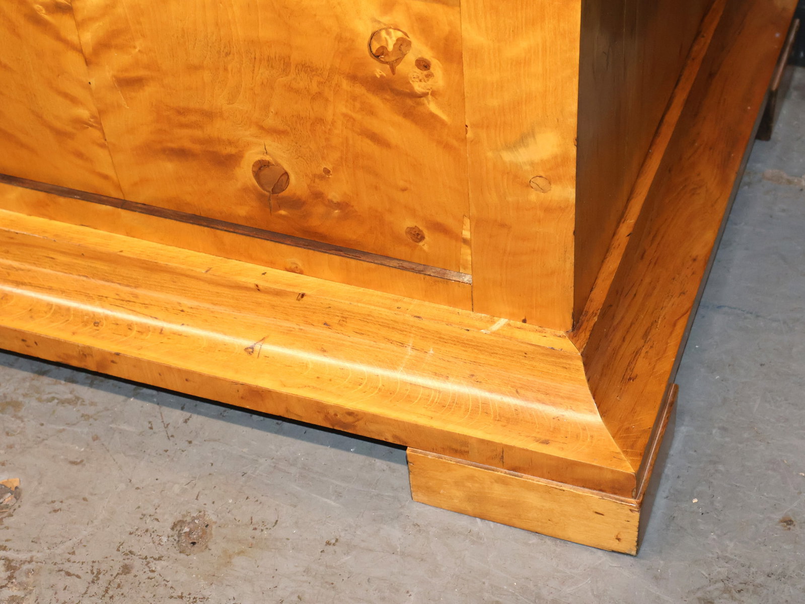 Biedermeier Figured Birch Commode - 14