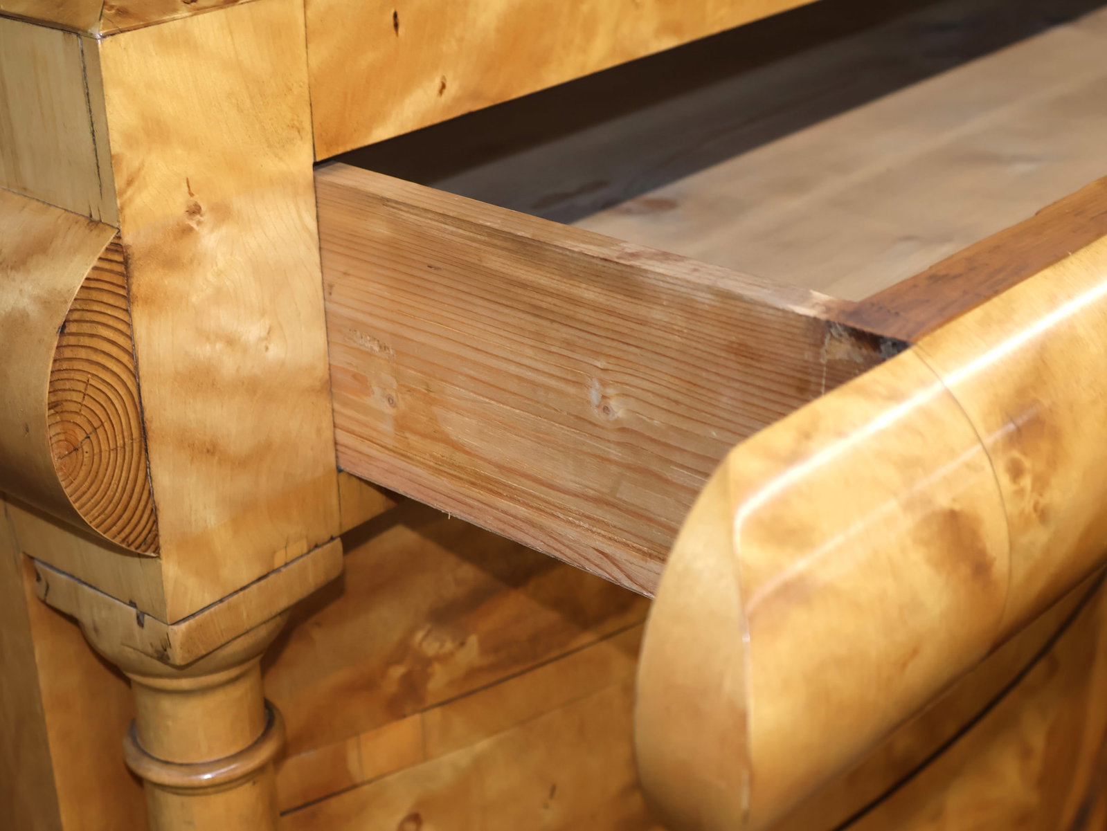 Biedermeier Figured Birch Commode - 8