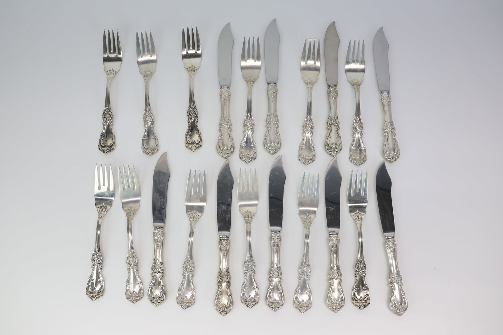 Reed & Barton "Burgundy" Pattern Fish Knives and Forks: Reed & Barton "Burgundy" Pattern Fish Knives and Forks Reed & Barton "Burgundy" Pattern Fish Knives and Forks. Comprising, 9 sterling silver handled fish knives, and 12 sterling silver fish forks.