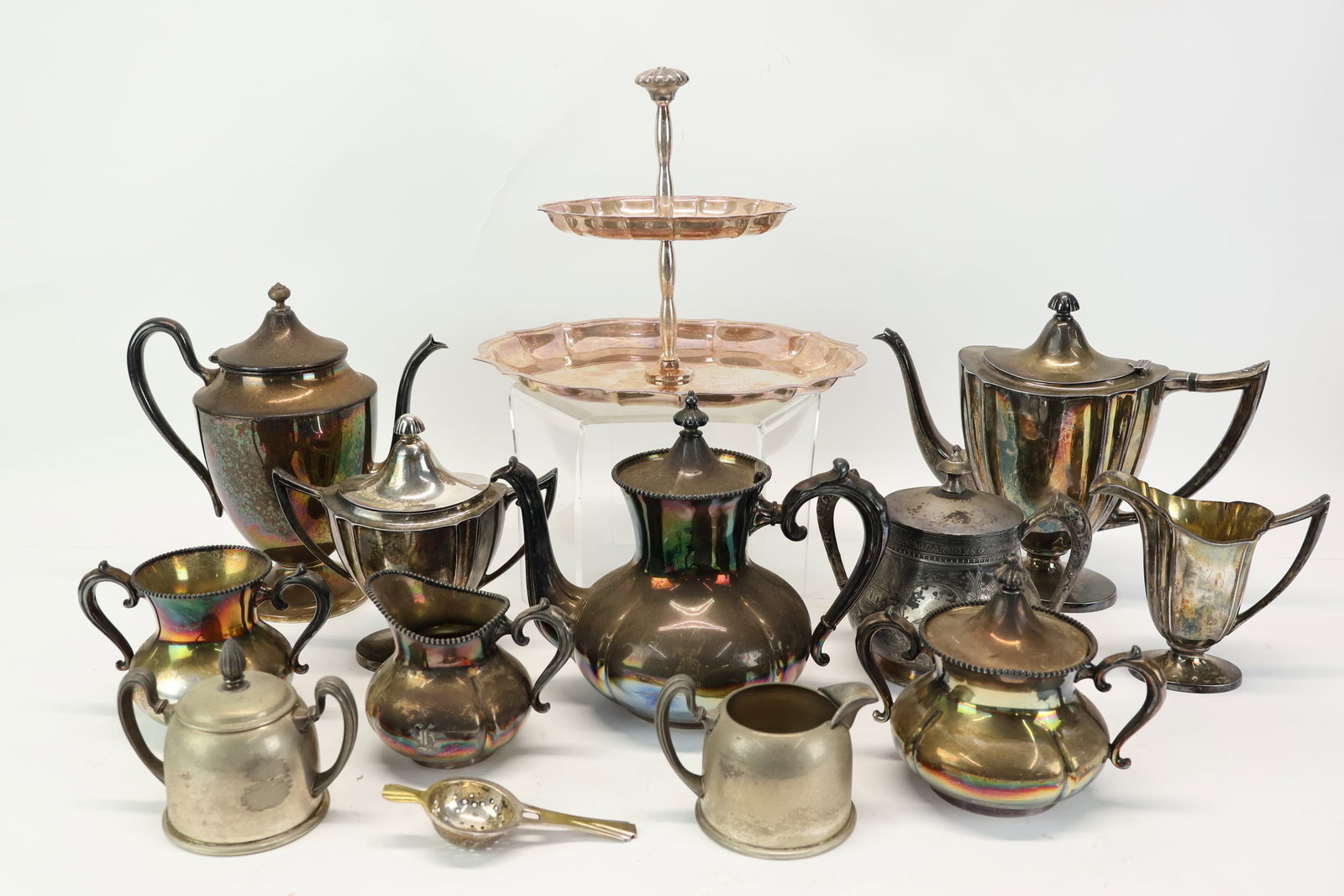 Group of Assorted Silverplated Tea and Coffee Holloware (1 of 8)