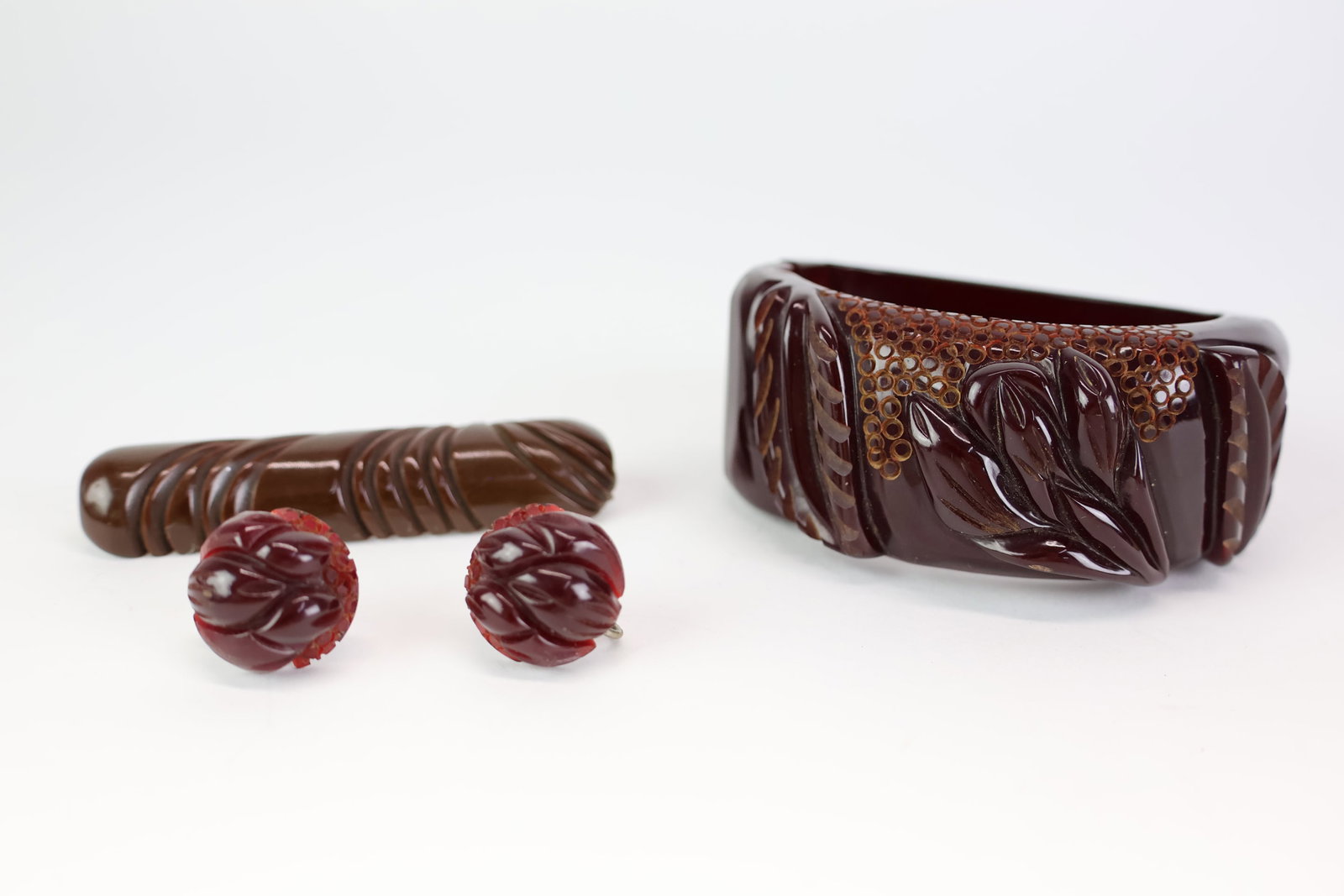 Vintage Bakelite Carved Foliate Decorated Bangle Bracelet (1 of 11)